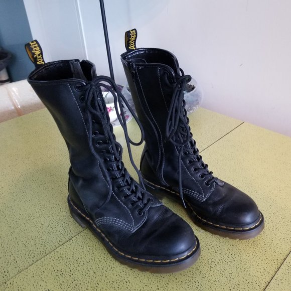 Doc Marten boots size 8 - Picture 1 of 3